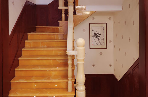 安平中式别墅室内汉白玉石楼梯的定制安装装饰效果